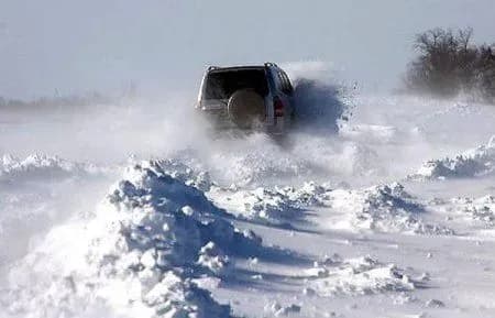 Чоловік допомагав штовхати авто і загинув під його колесами