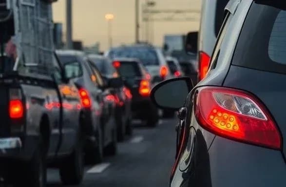 Передвечірній Київ стоїть у заторах