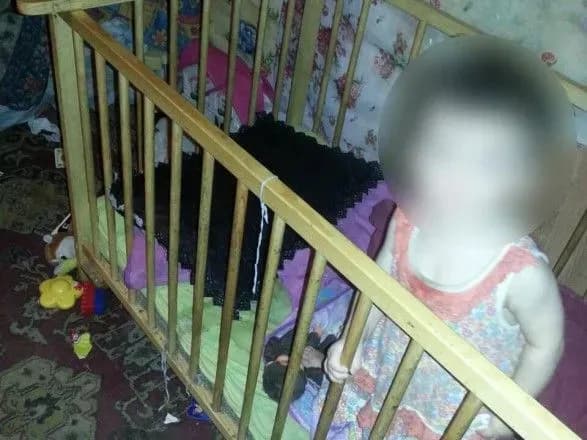 Трьох дітей через недоїдання та погані умови забрали від матері
