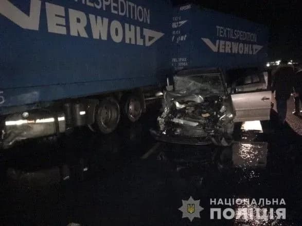 Вантажівка "підім'яла" під себе іномарку, загинула жінка