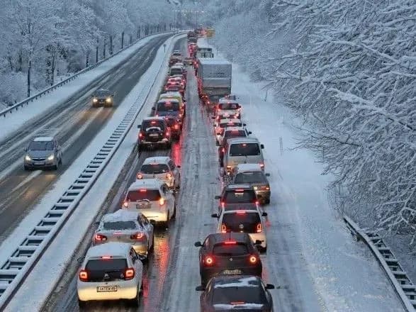 Деякі вулиці Києва стоять у заторах