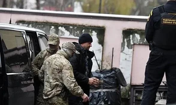 Суд в Москве оставил под арестом еще четырех военнопленных моряков