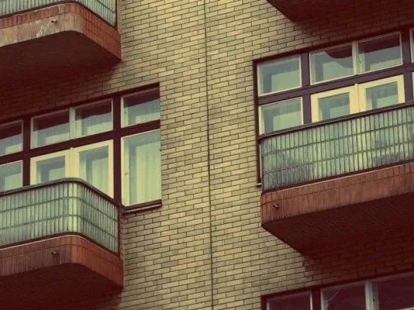 У Херсоні нетвереза дівчина випала з балкону