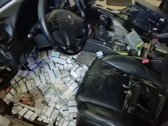До Румунії "Лексусом" намагалися провезти партію цигарок