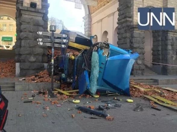 У поліції назвали попередню версію ДТП за участі вантажівки з цеглою