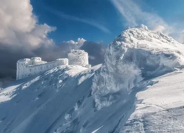 Рятувальники почали спускати з гори Піп Іван двох травмованих туристів (уточнено)