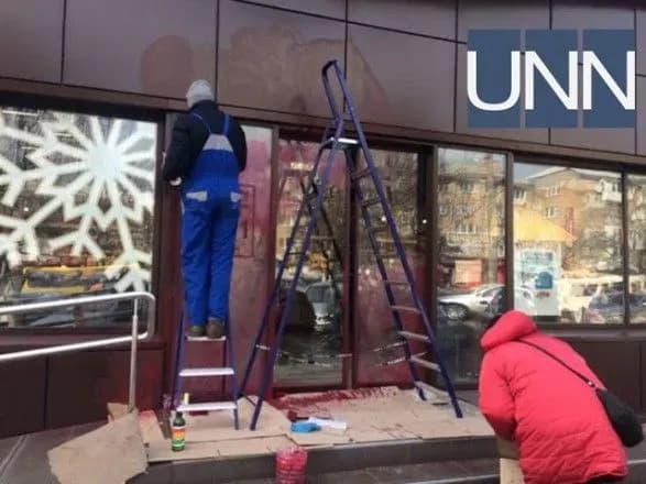 У Борисполі двері магазину Roshen облили червоною фарбою