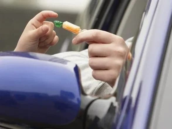 На Закарпатті запустили чутки про роздачу школярам солодощів з психотропами