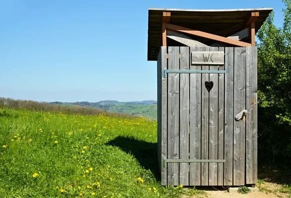 В українських школах до кінця року мають бути ліквідовані вуличні туалети