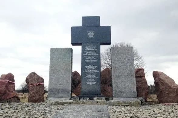 Варшава розраховує, що Україна допустить польських спеціалістів до ексгумації в Гуті