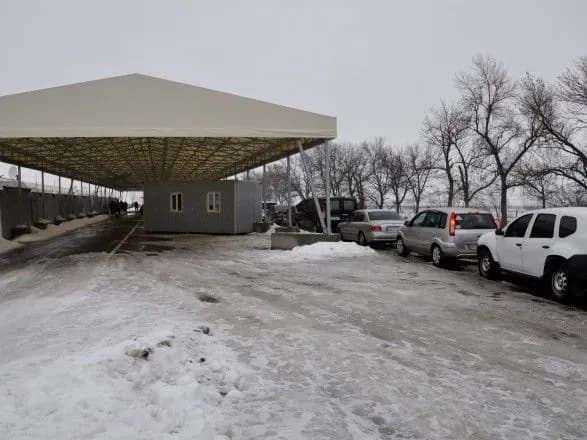 В очередях на КПВВ на Донбассе собралось более 300 автомобилей