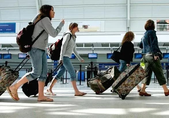 Лише 16-та частина українців, які перебувають за кордоном, стоїть на консульському обліку