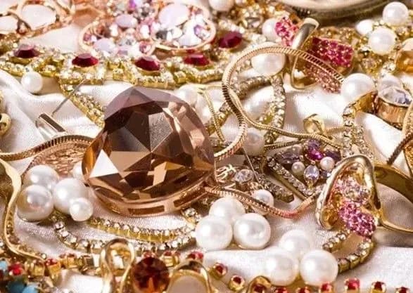 В Одесі у жінки з авто викрали гроші та коштовності на суму понад 40 тисяч доларів