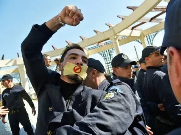В Алжирі близько 10 журналістів заарештували в ході акції протесту проти цензури