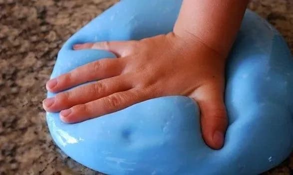 В учнів початкової школи запідозрили отруєння після гри з саморобним лизуном