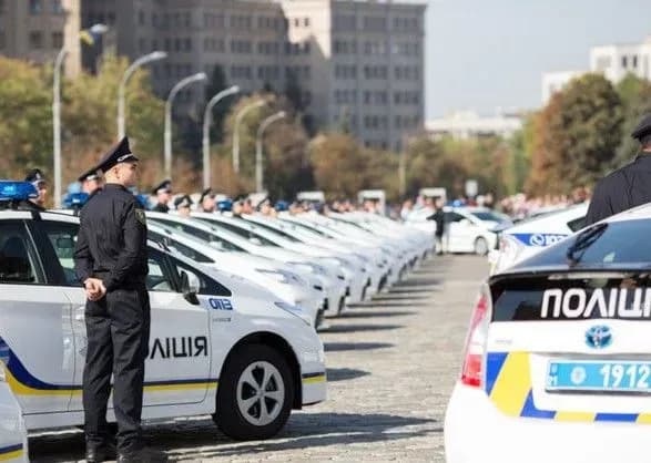 Чоловік украв стіл та стілець у агітаторів, а потім утік на вантажівці