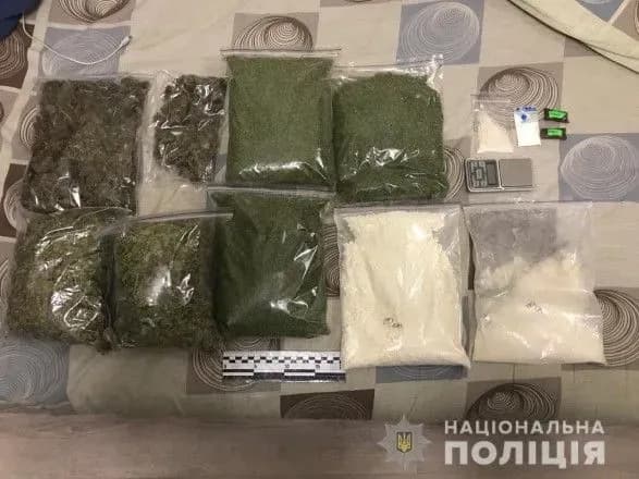 В орендованій квартирі зберігали наркотики на понад мільйон гривень