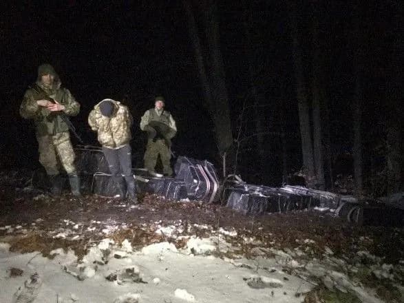 Біля кордону з Румунією з пострілами затримували контрабандистів