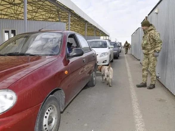 У чергах на КПВВ на Донбасі зібралось понад 200 автівок