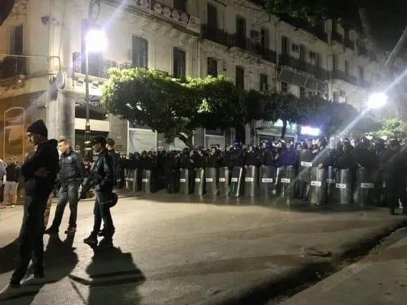 Попри обіцянку президента масові протести продовжуються в Алжирі