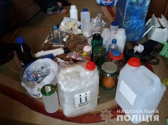 В орендованій квартирі облаштували мініцех з виготовлення психотропів