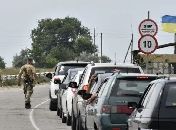 У чергах на КПВВ на Донбасі зібралися понад 200 автівок
