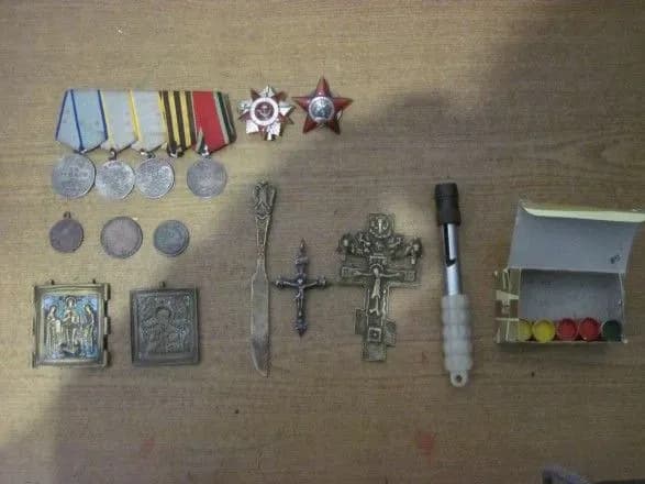 Росіянин намагався у сумці вивезти з України антикваріат