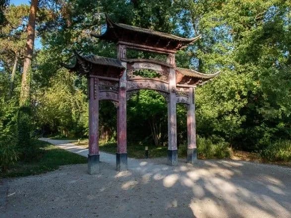 У Парижі через сильний вітер закрили парки та кладовища