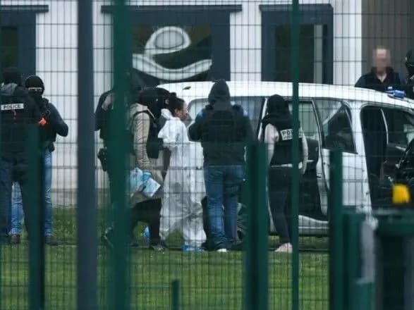 ЧП во французской тюрьме: жена напавшего на охрану погибла от полученных ранений