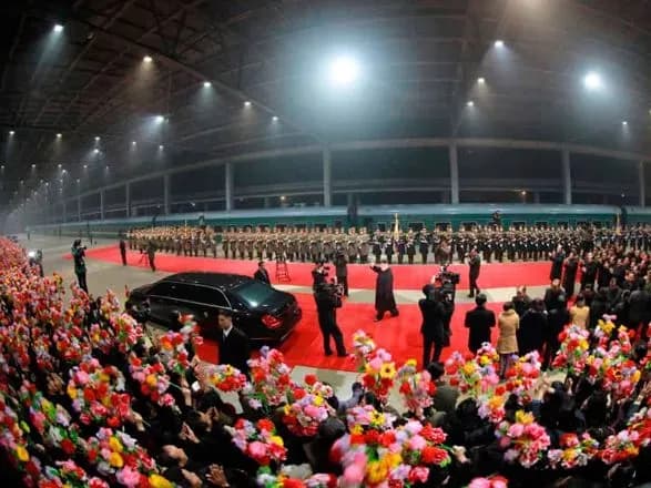 Ким Чен Ыну устроили пышную встречу на вокзале с чиновниками посреди ночи