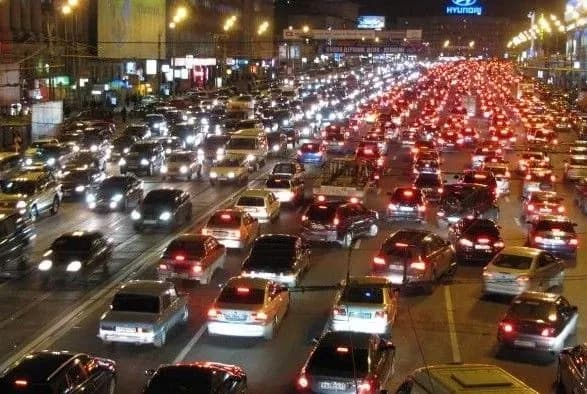 Центр Києва зупинився у вечірніх заторах