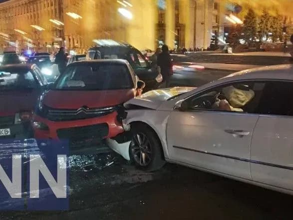 У центрі Києва паралізовано рух через масштабну ДТП