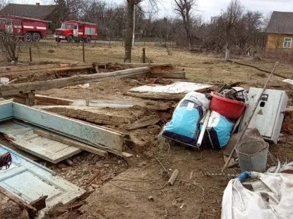 Стіна обвалилася на двох чоловіків, один загинув