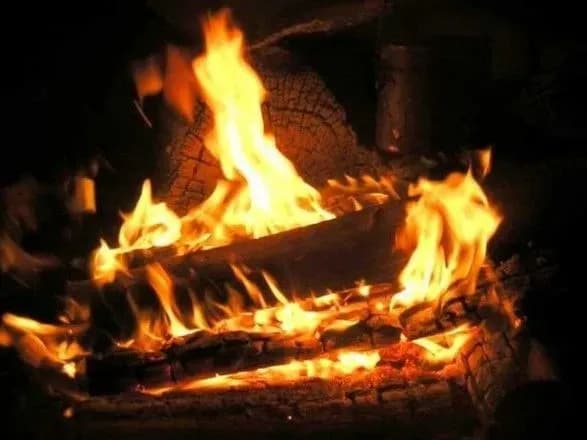 Вогонь перекинувся на жінку, коли та палила сміття