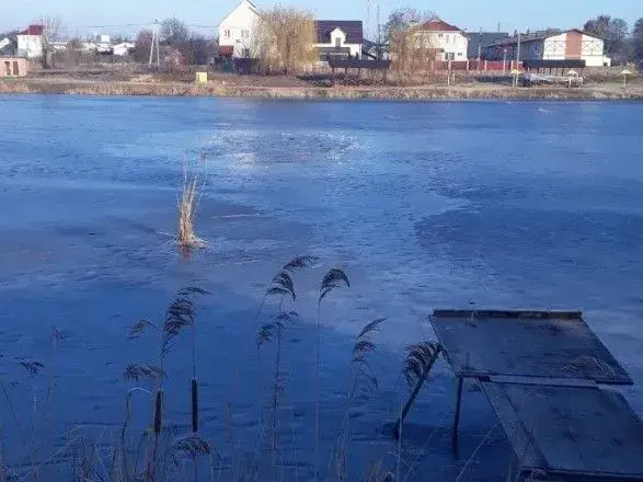 На Київщині троє чоловіків провалились під кригу