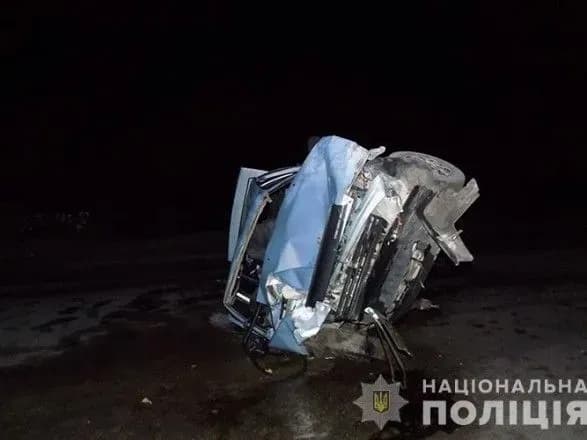 На слизькій дорозі автівка врізалася в огорожу, п'ять травмованих