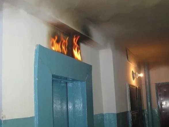 В столичній багатоповерхівці горів ліфт