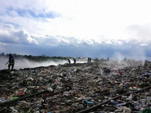 Во Львовской области третий день не могут потушить пожар на свалке