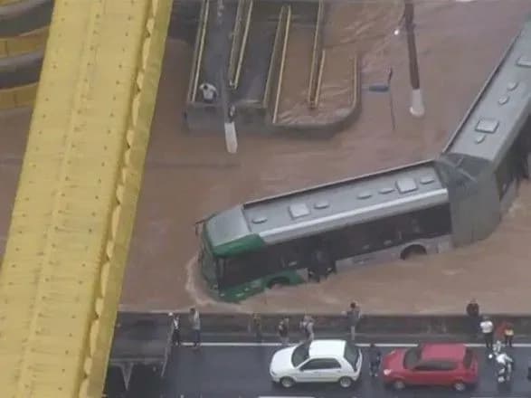Повені у Бразилії призвели до смертей та затопленню заводу Mercedes