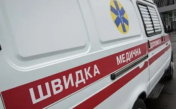 В Одесі людина опинилася в лікарні через падіння дерева