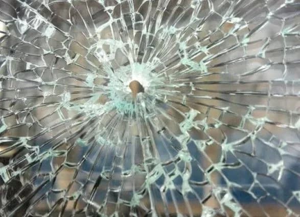 На Донбасі зі стрілецької зброї пошкоджено школу