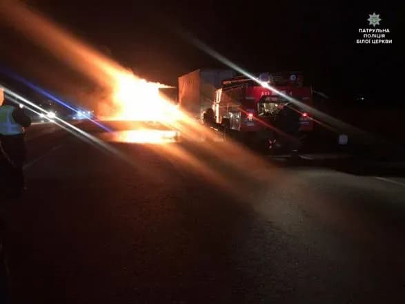 На трасі Київ-Одеса загорілась вантажівка і заблокувала рух