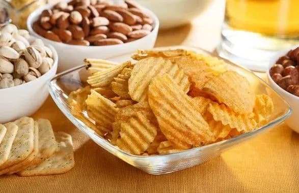 Cнеки назвали найгіршим продуктом для тих, хто худне