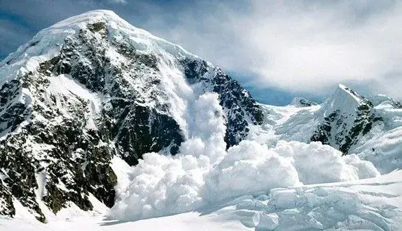 Лавинна небезпека протримається у Карпатах до понеділка