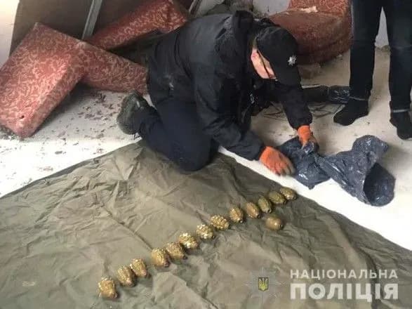 У закинутому будинку на заході України знайшли арсенал зброї з РПГ