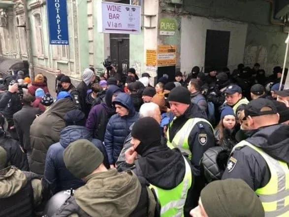 У центрі столиці зібралось декілька тисяч людей