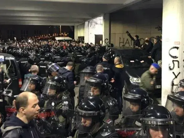 Глава сербської телерадіокомпанії звинуватив протестувальників у тиску