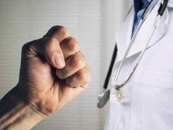 Небезпечна професія: за рік від рук злочинців постраждало понад тисяча та загинуло чотири лікарі