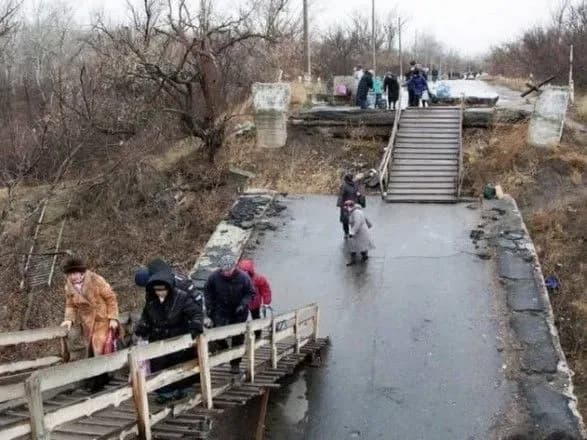 Бойовик на блокпості бив ногою лежачого цивільного