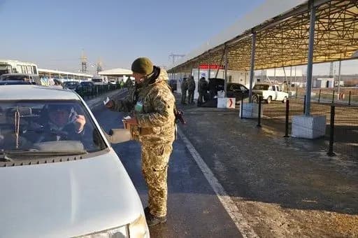 У чергах на КПВВ на Донбасі зібралось понад 300 автівок
